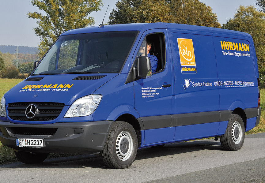 Przeprowadzenie fachowej kontroli drzwi przeciwpożarowych raz w roku można zlecić technikom  z gęstej sieci punktów serwisowych firmy Hörmann. Pracownicy są do dyspozycji klientów przez całą dobę siedem dni w tygodniu.