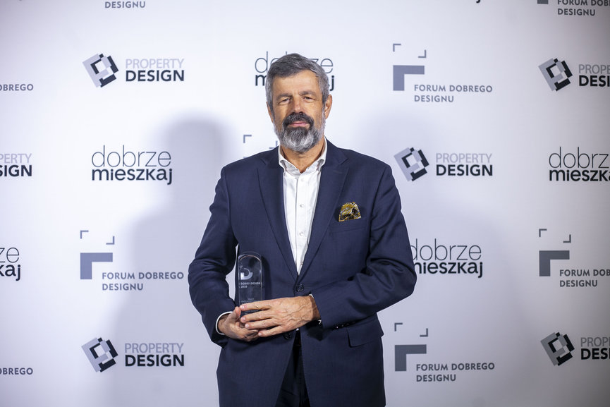 Prezes Hörmann Polska ze statuetką Dobry Design 2020.