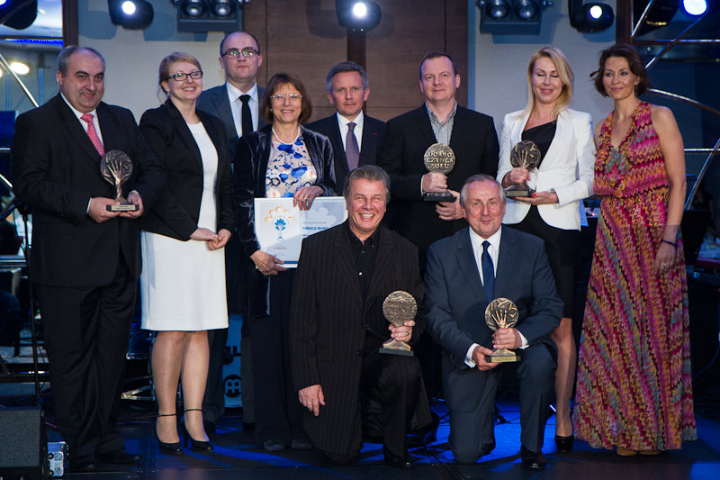 Laureaci konkursu Dobroczyńca Roku 2012 i prowadzącą galę Anna Popek