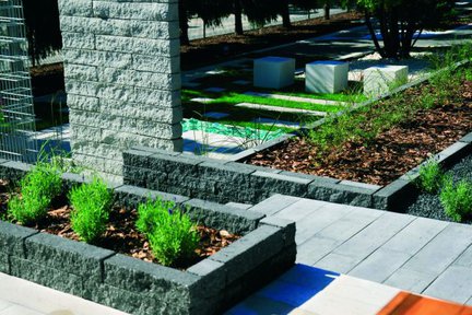 Układ kamieni nie powinien być przypadkowy, ponieważ ma on znaczenie symboliczne. Przemyślana kompozycja żwiru, skał i pustej przestrzeni potrafi wpływać na podświadomość człowieka. Ogród Libet Design. 