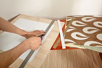 2. Wyjęte z katalogu strony z tapetami przycinamy nożem z wysuwanym ostrzem. Uzyskaliśmy kwadraty o wymiarach 44 x 44 cm.