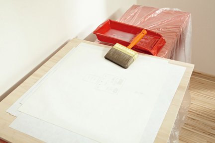 3. Tapety kolejno smarujemy klejem (Metylan spezial firmy Henkel). Zanim ułożymy je na ścianie, czekamy chwilę, by klej mógł zacząć działać.